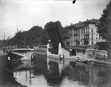 83711 Gezicht op de in aanbouw zijnde nieuwe (bredere) Catharijnebrug over de Stadsbuitengracht te Utrecht, uit het zuiden.